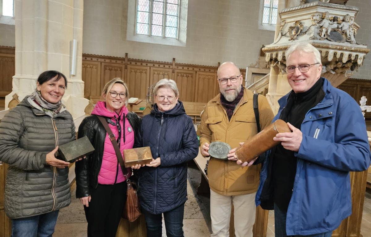 Elke Matzdorff von der Unteren Denkmalschutzbehörde, Baureferentin Jana Grüling, Ute Pröschild vom Bauamt der Stadt, Pfarrer Dirk Vogel und Reiner Engel, der Vorsitzende des Gemeindekirchenrates, mit den 4 bisherigen Zeitkapseln.