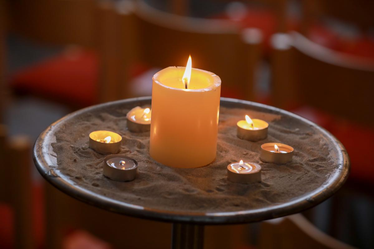 Gebetskerzen | Foto: Rolf Oeser / fundus-medien.de