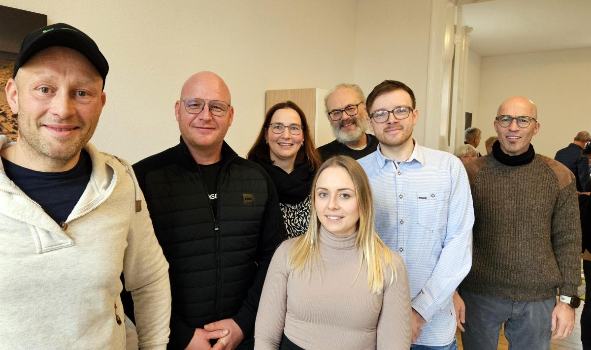 Manuel Wegerich, Michael Groß, Stefanie Schmerbauch, Christina Mann, Marc Pokoj, Christoph Jünemann und Micha Hofmann - der Dingelstädter Hauptamtsleiter, Mitarbeitende der Einrichtung sowie Vorstandsmitglieder des Diakonischen Werkes Eichsfeld-Mühlhau | Foto: Kirchenkreis Mühlhausen/Regina Englert Manuel Wegerich, Michael Groß, Stefanie Schmerbauch, Christina Mann, Marc Pokoj, Christoph Jünemann und Micha Hofmann - der Dingelstädter Hauptamtsleiter, Mitarbeitende der Einrichtung sowie Vorstandsmitglieder des Diakonischen Werkes Eichsfeld-Mühlhau | Foto: Kirchenkreis Mühlhausen/Regina Englert